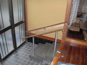 玄関に階段３段と両側に手すりを取り付けました。